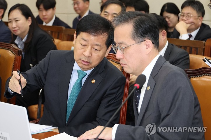 구윤철 부총리 겸 기획재정부 장관이 17일 서울 여의도 국회에서 열린 기획재정위원회 전체회의에서 내년 예산안 관련 질의가 이어지자 이형일 기획재정부 1차관과 대화하고 있다.