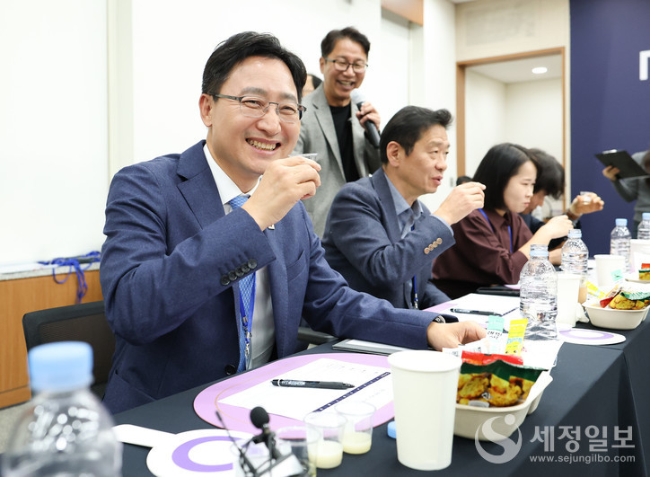 국세청이 지난 14일 ‘2025 K-SUUL AWARD’ 우수 제품 12개를 선정하기 위해 최종 심사를 진행한 가운데 임광현 청장이 내부 심사위원 자격으로 우리 술의 맛을 보고있다. [사진: 국세청]