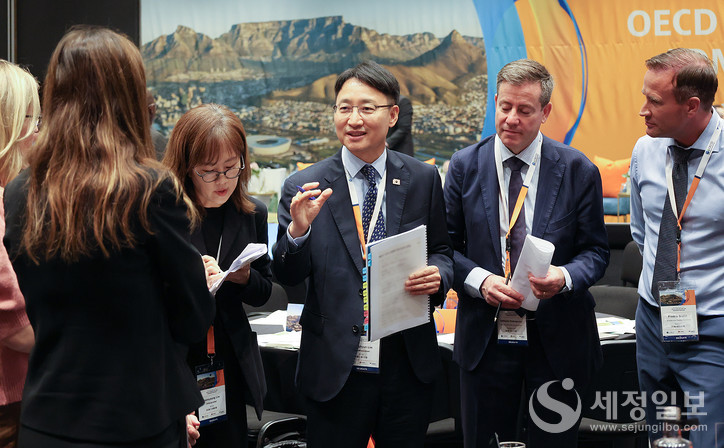 임광현 청장이 스노우볼 토론에 참여하여 발언하는 모습 (좌측 네덜란드 세젠 타스 차장, 임선영 통역사, 임광현 국세청장, 스웨덴 프레드릭 브롤린 국장, 스위스 라파엘로 피에트로 파올로 국장)