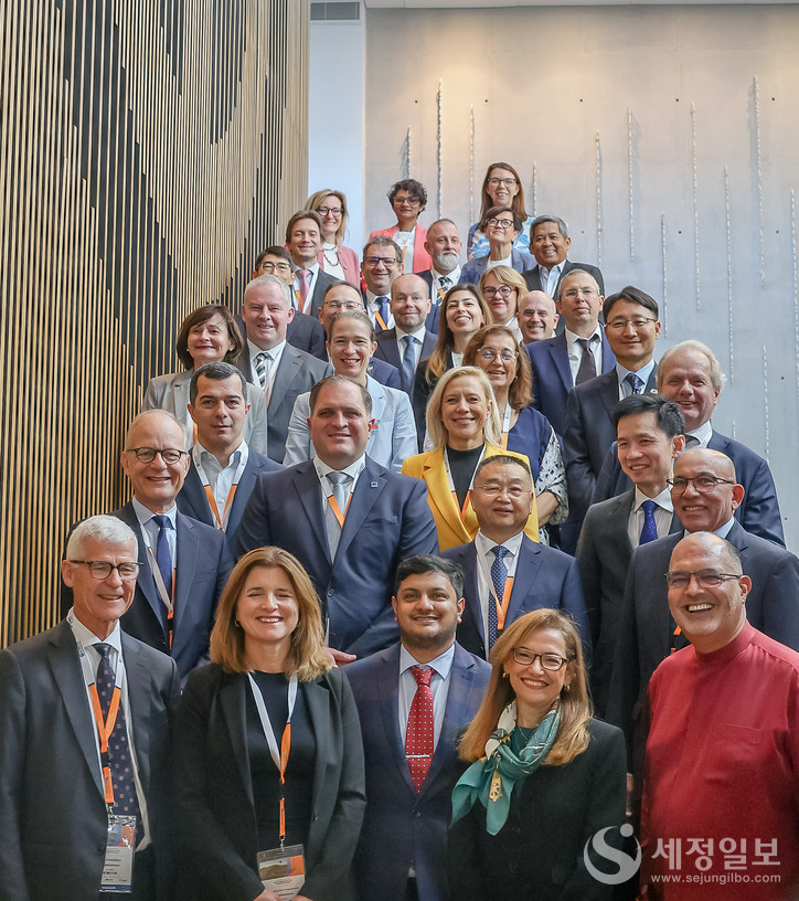 지난 18일부터 20일까지 남아프리카공화국 케이프타운에서 제18차 OECD 국세청장회의가 열렸다. OECD 청장회의에 참석한 청장들이 단체 사진을 찍는 모습(임광현 국세청장, 캐나다 밥 해밀턴 청장, 중국 후 징린 청장, 노르웨이 니나 샹케 푼네마르크 청장 외 29명)