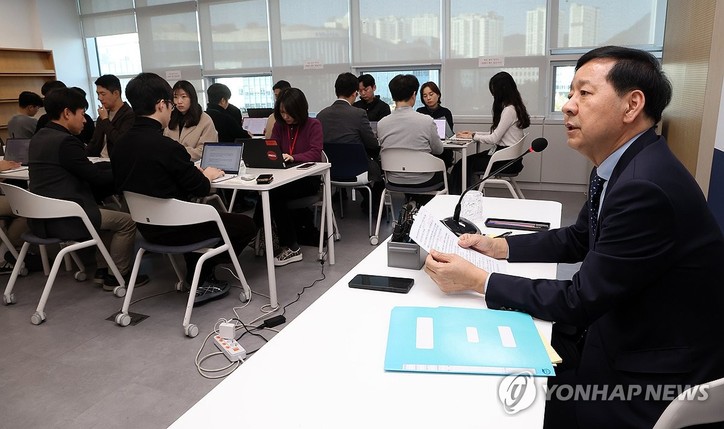 기자 간담회 하는 구윤철 경제부총리. 구윤철 부총리 겸 기획재정부 장관이 19일 정부세종청사 기재부 기자실에서 출입기자단 간담회를 열고 있다.