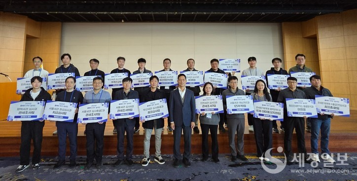 손성수 관세청 심사국장(앞줄 가운데)이 21일 2025년 심사분야별 올해의 우수심사팀을 선정하여 시상한 뒤 기념 촬영하고 있다