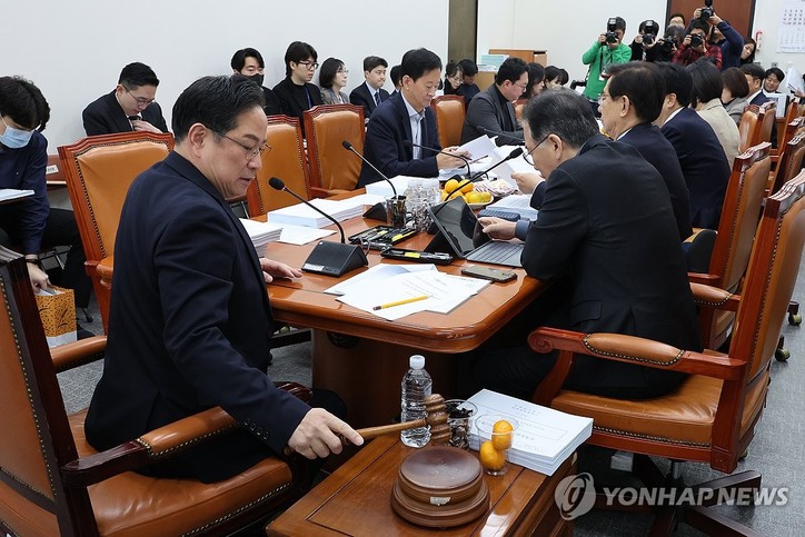 24일 서울 여의도 국회 기획재정위원회에서 열린 조세소위원회의에서 국민의힘 소속 박수영 소위원장이 조세특례제한법 개정안 등 안건을 상정하며 의사봉을 두드리고 있다. 