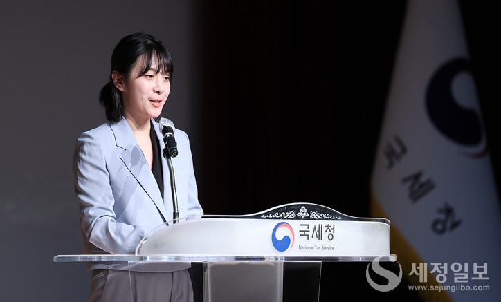 노유경 국세청 감사1팀 서기관 승진자가 승진 소감을 밝히고 있다.