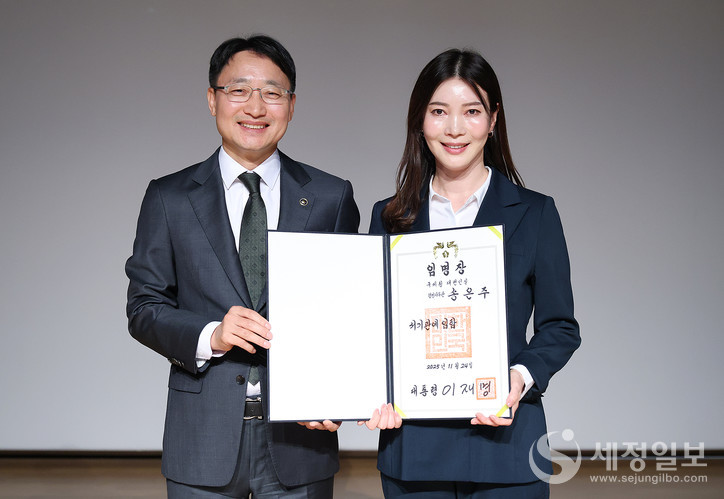 국세청 대변인실 소속 송은주 서기관이 임광현 국세청장으로부터 임명장을 받고 있다.