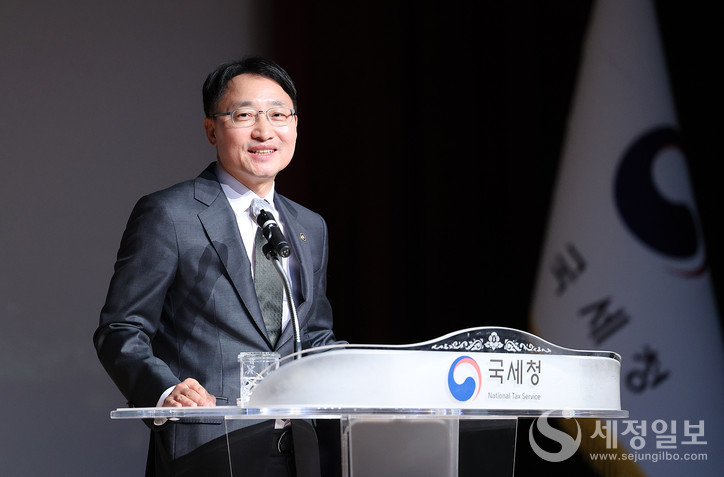 서기관 임명장 수여식에서 임광현 국세청장이 서기관 승진자들에게 감사와 축하의 뜻을 전하고  있다.