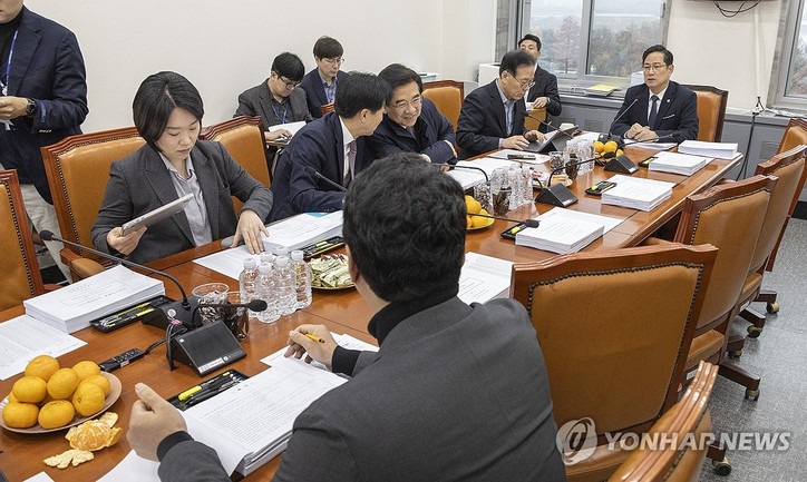 국회 기획재정위원회 조세소위원회 박수영 위원장이 25일 국회에서 소위 회의를 선언한 뒤 안건을 설명하고 있다.