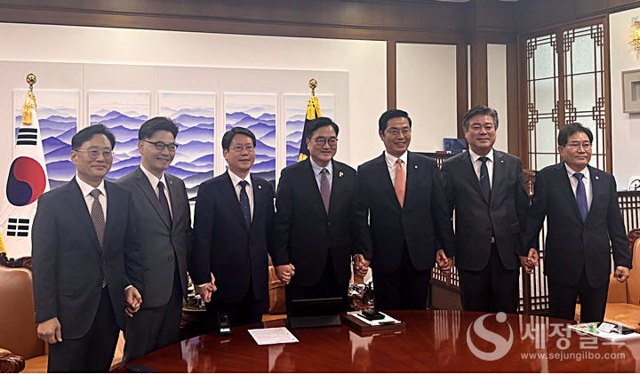 25일 국회에서 열린 우원식 국회의장과 전문자격사단체협의회 간담회.