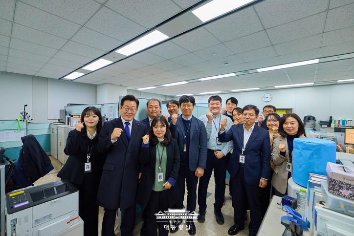 16일 저녁 예고없이 국세청을 찾은 이재명 대통령이 국세청 징세과 직원들과 파이팅을 외치고 있다. [사진: 대통령실]