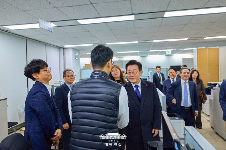 16일 국세청을 방문한 이재명 대통령이 야근 중이던 직원들과 악수하면서 격려하고 있다. [사진: 대통령실]
