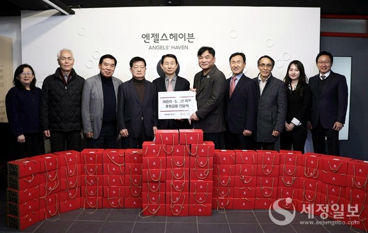 안동범 전 대전지방국세청장이 세무법인 로고스 직원들과 함께 은평천사원(엔젤스헤이븐)을 찾아 후원금과 위문품을 전달했다.