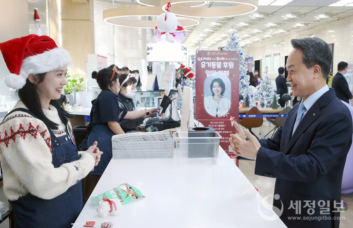진옥동 신한금융그룹 회장(오른쪽)이 카페스윗에서 배우 장나라씨에게 수어로 직접 커피를 주문하는 모습 .