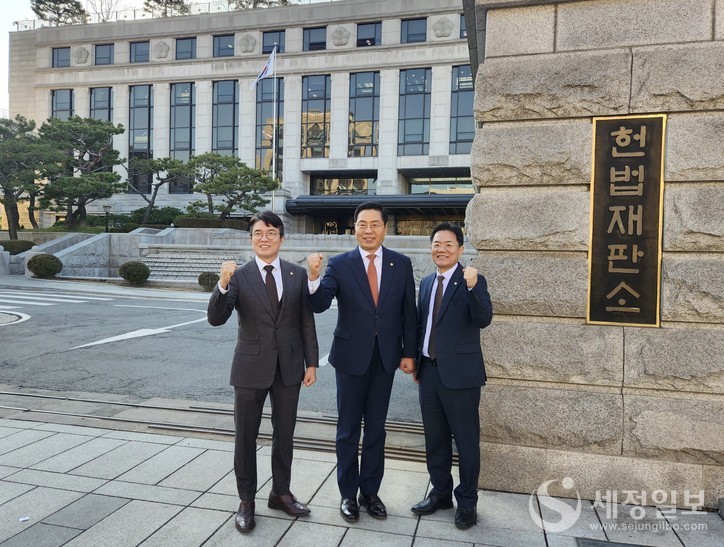 헌법재판소 앞에서 (왼쪽부터)김선명 한국세무사회 부회장, 구재이 한국세무사회장, 임채철 법제이사가 기뻐하고 있다.