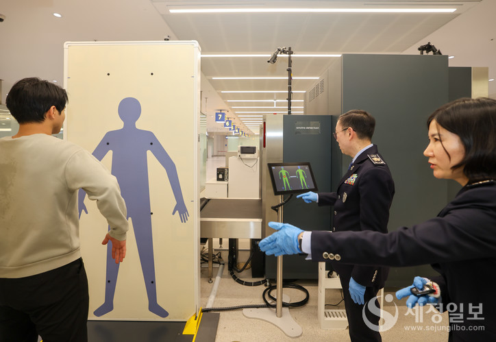 이명구 관세청장(가운데)이 22일 오전 인천국제공항 제1여객터미널에서 첨단 신변검색장비인 밀리미터파 등을 활용하여 직접 여행자 신변 검사업무를 수행하고 있다. [사진: 관세청]