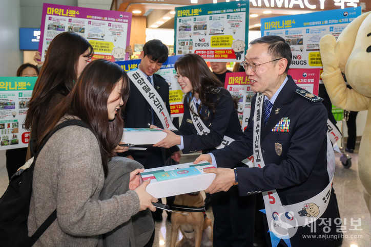 이명구 관세청장(오른쪽 첫 번째)과 관세청 마약근절 홍보대사 김승혜가 22일 오전 인천국제공항에서 마약밀수 근절을 위한 캠페인으로 공항 이용객에게 선물과 안내문을 전달하고 있다. [사진: 관세청]