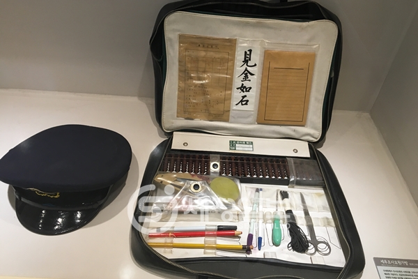 '견금여석' 황금 보기를 돌 같이 하라는 뜻이다. 과거 국세청 조사국 요원들이 출장시 들고 다니던 가방이다.