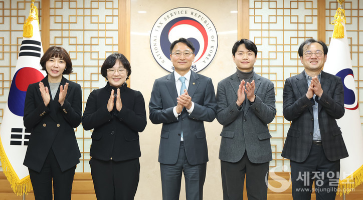 임광현 국세청장(가운데)이 수상자들과 함께 카메라를 향해 포즈를 취했다.