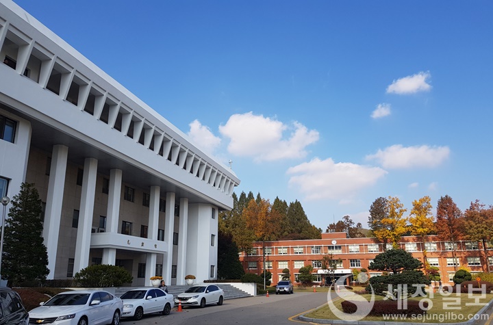 경기도 수원시 광교산 자락에 자리잡았던 국립세무대학 모습이다. 세무대학은 2001년 폐지되기까지  19회에 걸쳐 5099명의 졸업생을 배출했다.