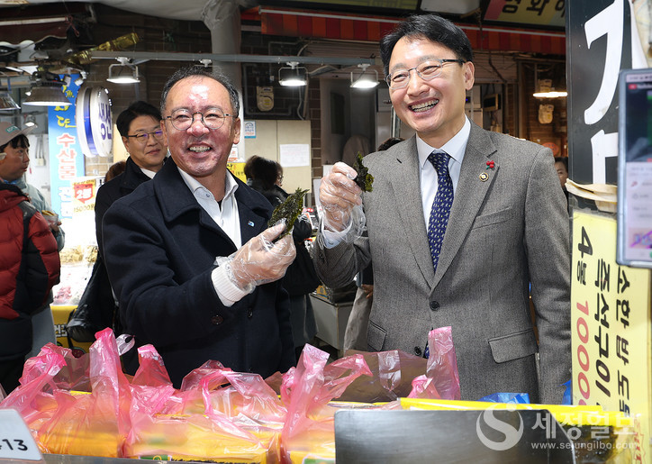 임광현 청장이 못골시장 상점을 찾아 상인들과 소통하고 있다.