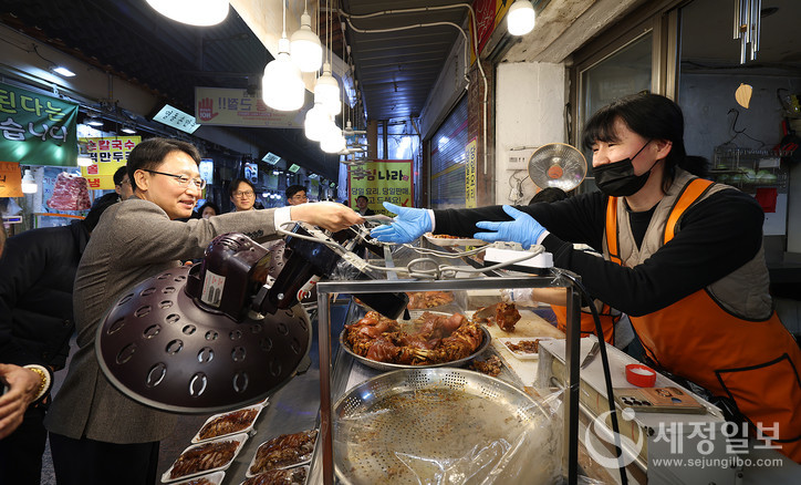 임광현 청장은 수원 못골시장 상점가를 찾아 상인들과 소통하며, 물건을 구입하고 있다.