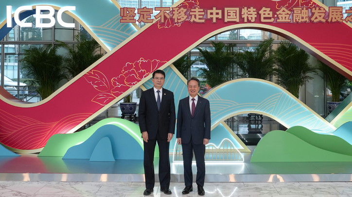 신한금융그룹은 진옥동 회장이 지난 5일 중국공상은행(ICBC)과 면담을 갖고, 글로벌 금융시장 변동성 확대에 대응한 협력 구조 고도화 및 중장기 금융 협력 방향을 논의했다고 8일 밝혔다. 이날 면담을 가진 (사진 오른쪽)진옥동 신한금융그룹 회장과 랴오 린 ICBC 회장이 기념촬영을 하고 있다.  