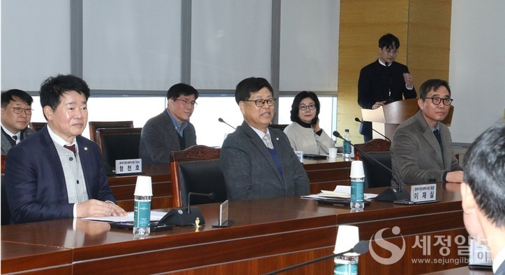 중부지방세무사회 임원진들이 부가가치세 신고를 앞두고 중부청 관계자들과 간담회를 갖고 있다.