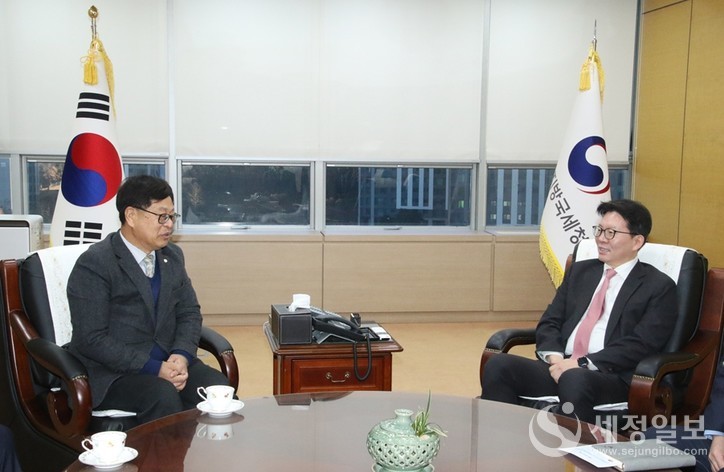 이재실 중부지방세무사회장(왼쪽)과 이승수 중부지방국세청장이 환담하고 있다.