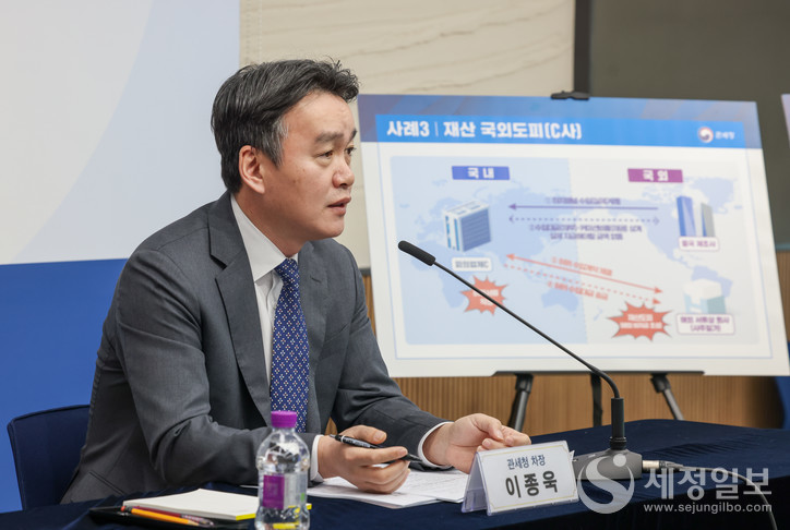 13일, 이종욱 관세청 차장이 세종 재정경제부에서 환율 안정 저해 불법외환거래 연중 상시 집중점검 계획을 브리핑 후 기자들의 질문에 답변하고 있다.