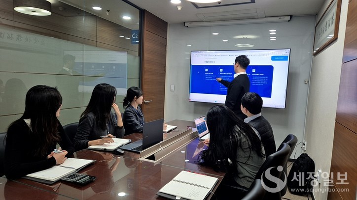 김원기 세무사가 예일세무법인 법무팀 회의를 주재하고 있다.