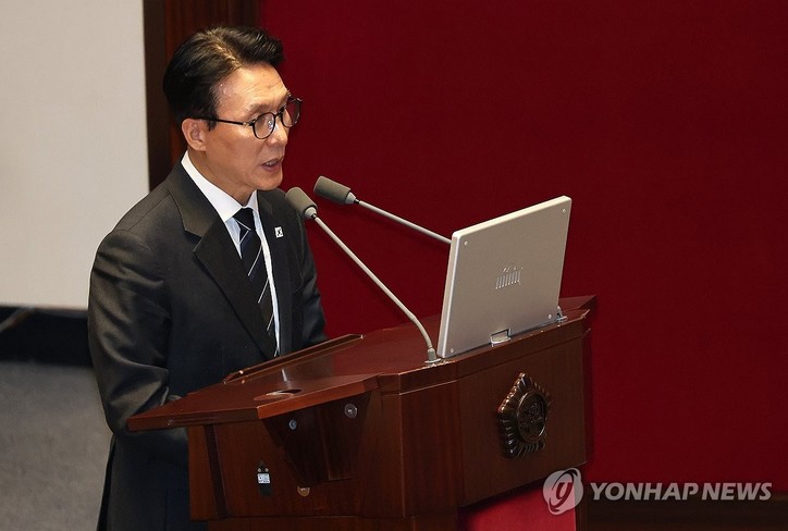 김민석 국무총리가 9일 정치·외교·통일·안보 분야 대정부질문이 열린 국회 본회의장에서 더불어민주당 윤후덕 의원의 질문에 답하고 있다.