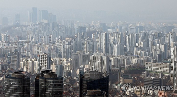 '다주택자 양도소득세 중과' 조치가 오는 5월 9일부터 재시행된다. 다주택자가 보유한 조정대상지역 주택 양도차익에는 최고 75%(지방세 포함 82.5%)의 세율이 적용된다. 사진은 12일 서울 남산에서 바라본 아파트 단지 일대.