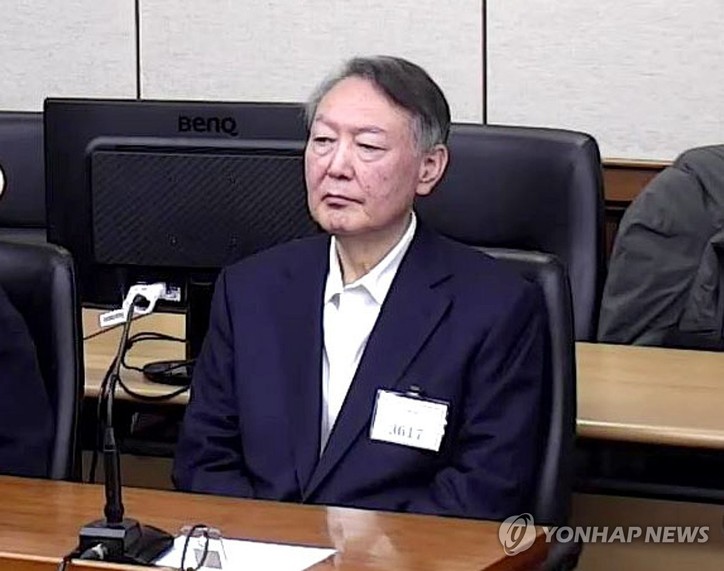 윤석열 전 대통령이 16일 서울 서초구 서울중앙지방법원에서 열린 특수공무집행방해, 범인도피교사, 직권남용 권리행사방해 혐의 등 사건에 대한 1심 선고 공판에 출석해 피고인석에 앉아 있다. 윤 전 대통령은 이날 징역 5년을 선고받았다.