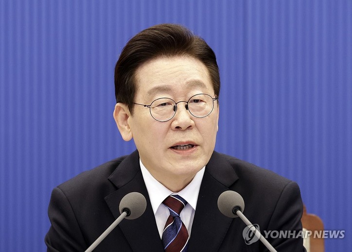 이재명 대통령이 26일 청와대에서 열린 수석보좌관회의에서 발언하고 있다.