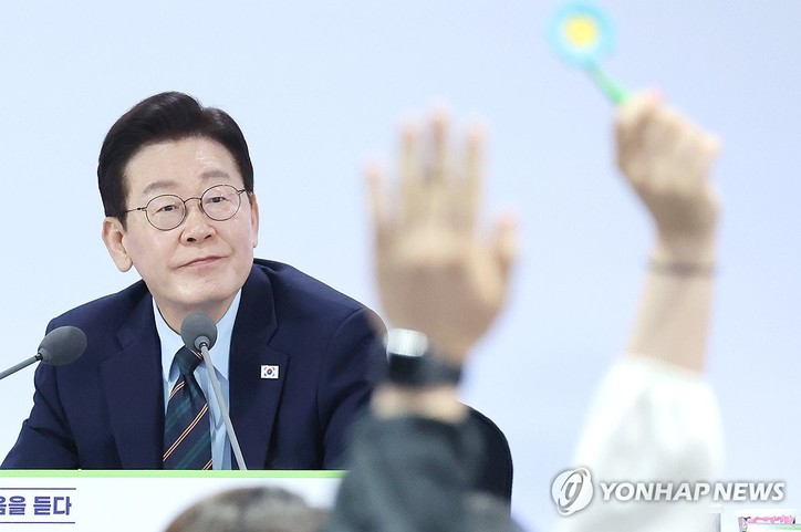 이재명 대통령이 27일 전북 전주시 전북대학교에서 열린 '전북의 마음을 듣다' 타운홀미팅 간담회에서 참석자들의 발언권 요청을 받고 있다.