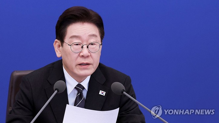 이재명 대통령이 10일 청와대에서 열린 국무회의에서 발언하고 있다.