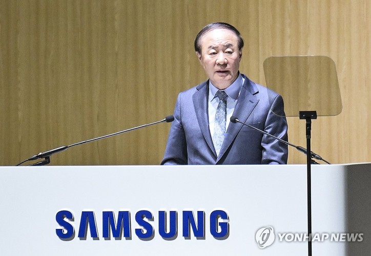 18일 경기도 수원시 영통구 수원컨벤션센터에서 열린 제57기 삼성전자 정기주주총회에서 의장을 맡은 전영현 삼성전자 대표이사 부회장 겸 DS부문장이 인사말을 하고 있다. 