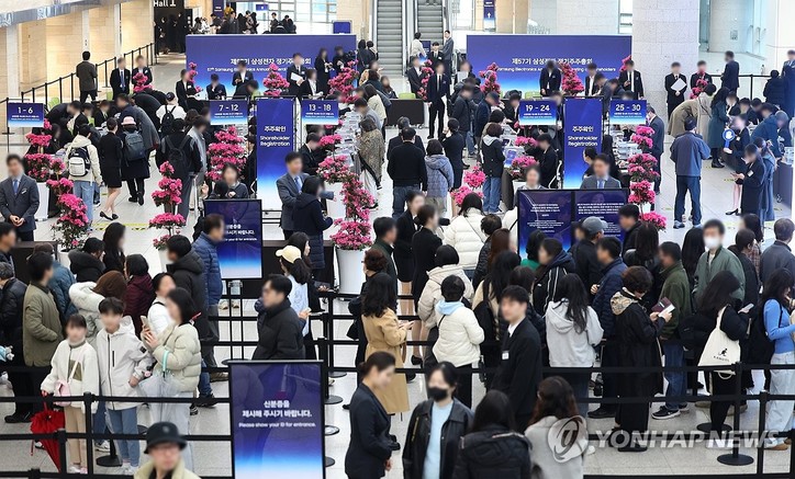 18일 경기도 수원시 영통구 수원컨벤션센터에서 열린 제57기 삼성전자 정기주주총회에서 주주들이 주주 확인을 하고 있다.