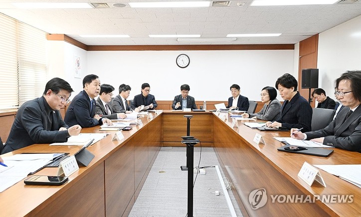 구윤철 부총리 겸 재정경제부 장관이 22일 서울 종로구 정부서울청사에서 중동 상황에 따른 고유가 대응 관계 장관 간담회를 주재하고 있다.