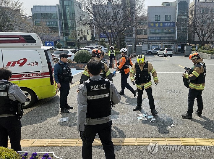 동울산세무서 분신 시도 현장. 26일 오전 10시 49분께 울산 북구 동울산세무서 청사 앞 야외주차장에서 50대 남성 민원인이 분신을 시도해 2명이 중경상을 입었다. 사진은 출동한 소방대원들이 현장을 정리하는 모습. 