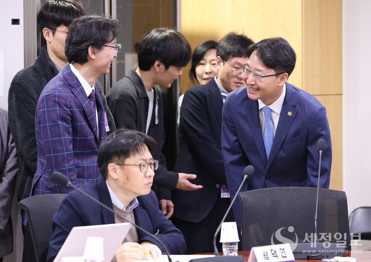 임광현 국세청장(사진 맨 우측)이 30일 오전 국회에서 열린  ‘국세외수입 280조원 시대, 체납관리 혁신방안 정책 토론회’에 참석해 관계자들과 인사를 나누고 있다.