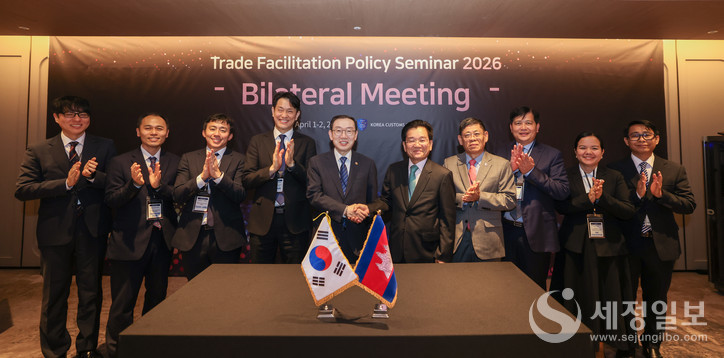 이명구 관세청장(왼쪽 다섯 번째)이 1일 서울에서 쿤념 캄보디아 관세소비세총국장과 합동단속 작전 협력 약정을 체결한 뒤 참석자들과 기념 촬영하고 있다. [사진: 관세청]