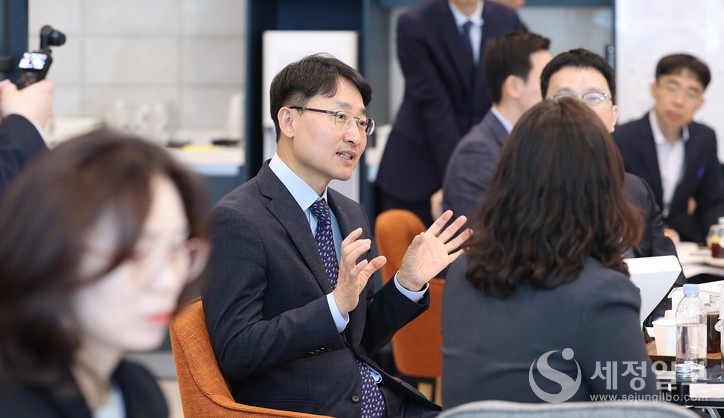 임광현 국세청장은 지난 3월 23일 대전지방국세청 국세 체납관리단을 찾아 실태확인원과 소통의 시간을 가졌다. [사진: 국세청]