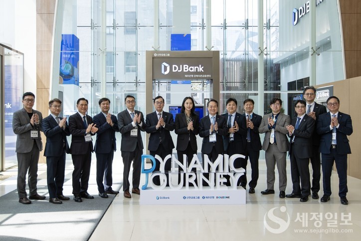 2일 서울 중구 더존을지타워에서 열린 더존비즈온과 제주은행의 ‘Value-up Day’ 행사에서 양사 경영진과 신한금융지주, EQT Partners Korea를 비롯해 금융·정책 유관기관의 주요 관계자들이 기념 촬영을 하고 있다. 사진 왼쪽부터 더존비즈온 이상철 전무, 보스턴컨설팅그룹 김윤주 파트너, 제주은행 이희수 은행장, 테크핀레이팅스 옥형석 대표, 더존비즈온 홍용선 부사장, 더존비즈온 이강수 부회장, EQT Partners Korea 연다예 대표, 신한금융지주 진옥동 회장, 제주은행 정성훈 상무, 더존비즈온 차준호 전무, 전충재 전무, 제주은행 채훈 부행장, 더존비즈온 정현수 전무, 제주은행 김호대 부행장. [사진: 더존비즈온]