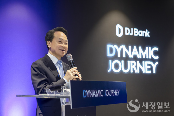 진옥동 신한금융그룹 회장이 축사