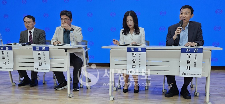 토론회 제2주제 가업승계 세제개편안의 평가와 발전방향에 대한 토론을 펼치고 있다. (오른쪽부터) 유철형 법무법인 태평양 변호사(좌장), 발표자 안성희 세무사, 토론자 권오현 숭의대 교수, 김주석 세무법인 센트릭 세무사.